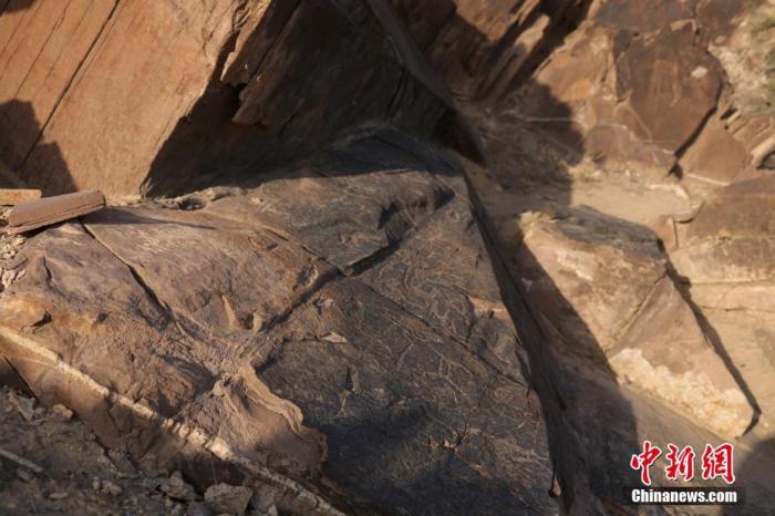 走进大麦地岩画：探访刻在石头上的“无字天书”