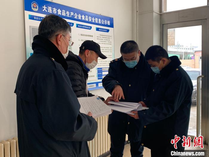 图为执法人员对冷链相关行业开展排查。大连市市场监管局供图