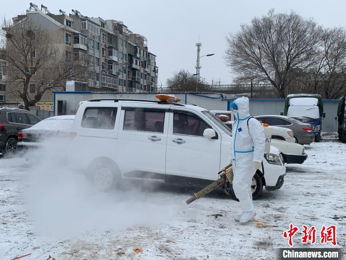 图为消杀人员对现场和拆卸下来的材料进行全面消杀。大连市市场监管局供图