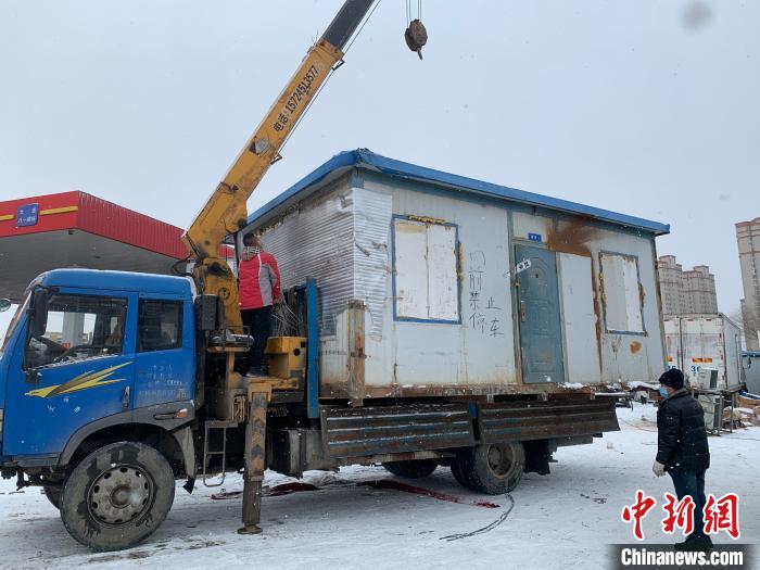 图为“黑冷库”被依法吊装、拆除。大连市市场监管局供图