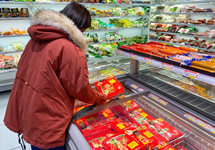 “宅经济”再引关注 速冻食品企业为“就地过年”忙翻天
