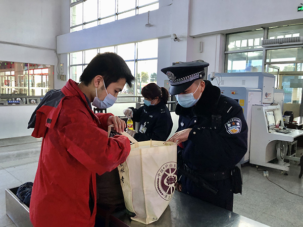 春节坚守者：入警四年未回乡过年，守护鹿寨春运的平安