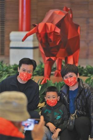 听故事、看电影、猜灯谜,首博今年春节开夜场