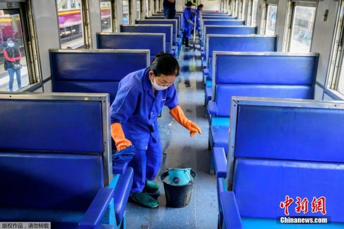 当地时间2021年1月4日，泰国曼谷，Hua Lamphong车站的工作人员对列车内部进行消毒。泰国官方4日通报，新增745例新冠肺炎确诊病例，这是泰国疫情发生以来确诊人数最高的一天。