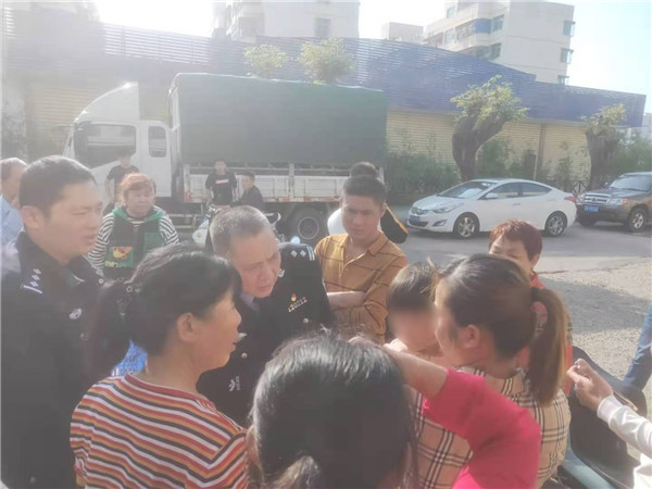 海南一中年妇女大年初一在超市门口公然拐带儿童：“看着可爱想抱回家抚养”