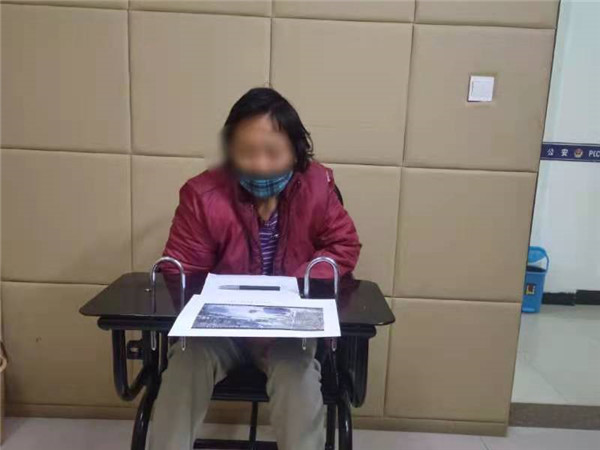 海南一中年妇女大年初一在超市门口公然拐带儿童：“看着可爱想抱回家抚养”