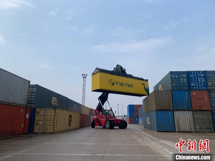 “世界超市”里的“驼铃曲”：贺岁声声一路向西