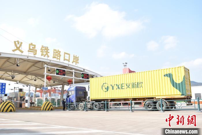 “世界超市”里的“驼铃曲”：贺岁声声一路向西