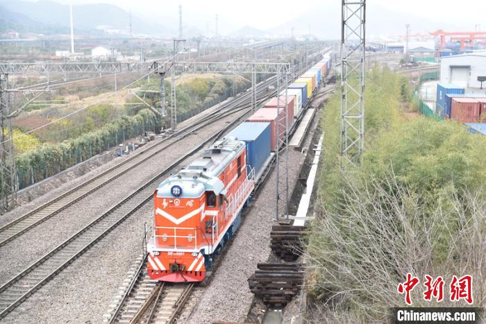 “世界超市”里的“驼铃曲”：贺岁声声一路向西