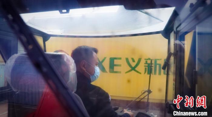 “世界超市”里的“驼铃曲”：贺岁声声一路向西