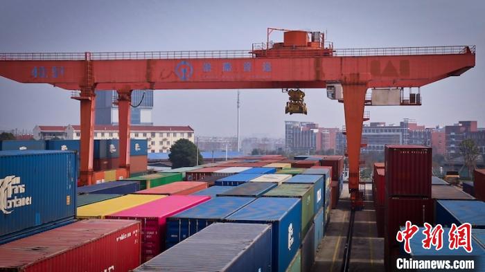 “世界超市”里的“驼铃曲”：贺岁声声一路向西