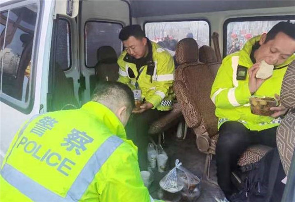 2.6万人次警力坚守 春节前两日山东全省交通安全形势平稳