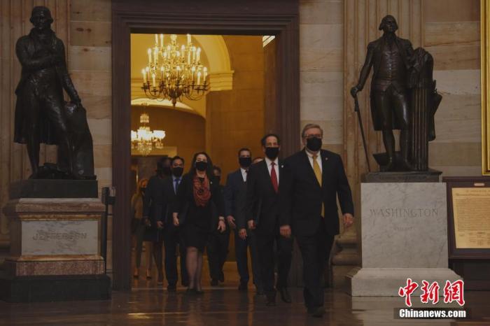 资料图：2021年2月9日，美国国会参议院开启对前总统特朗普的二次弹劾案审判。图为众议院民主党弹劾经理走向参议院。<a target='_blank' href='http://www.chinanews.com/'><p  align=
