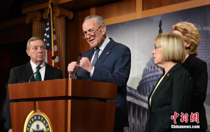 资料图：2020年1月21日，美国国会参议院正式审理针对时任总统特朗普的弹劾案。民主党人舒默抨击由共和党主导制定的弹劾案审理流程不公。<a target='_blank' href='http://www.chinanews.com/'><p  align=