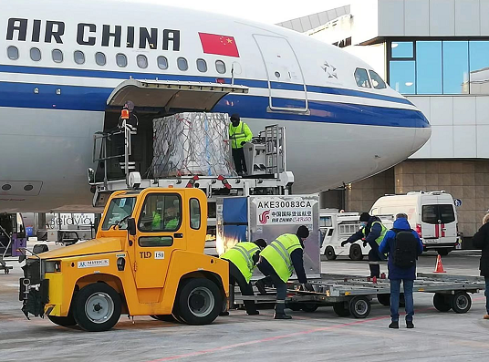 中国向白俄罗斯提供的10万剂新冠疫苗运抵明斯克