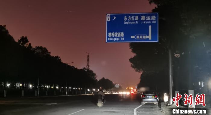 湖南一女子租乘网约车跳车身亡 谁该担责引各界关注