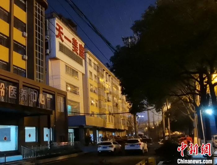 湖南一女子租乘网约车跳车身亡 谁该担责引各界关注