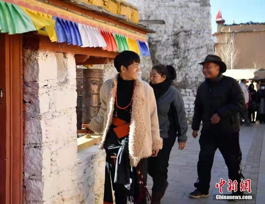 图为理塘勒通古镇街头的丁真(左)。(资料图片)<a target='_blank' href='http://www.chinanews.com/'><p  align=