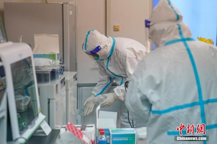 资料图：核酸检测实验室内，工作人员正在对新一批病例样本进行检测。<a target='_blank' href='http://www.chinanews.com/'><p  align=