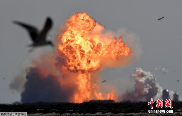 当地时间2月2日,美国太空探索技术公司(SpaceX)用于太空载人远航的“星际飞船”(Starship)原型火箭,进行最新一次10000米以上高空测试飞行,在触地前数秒发生爆炸,炸成火球。