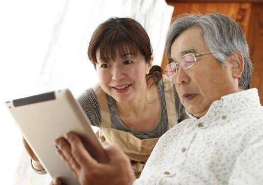 跨越“数字鸿沟”为老年生活插上“智慧翅膀”