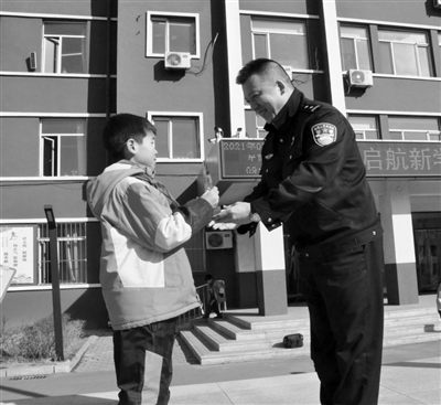 致敬雷锋精神 致敬每一个发光的你和我