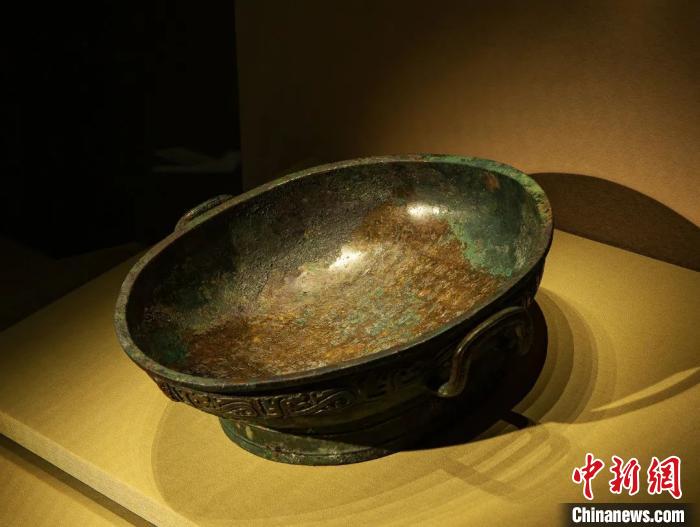 出土于山西翼城大河口西周墓地的霸姬盘。山西青铜博物馆供图
