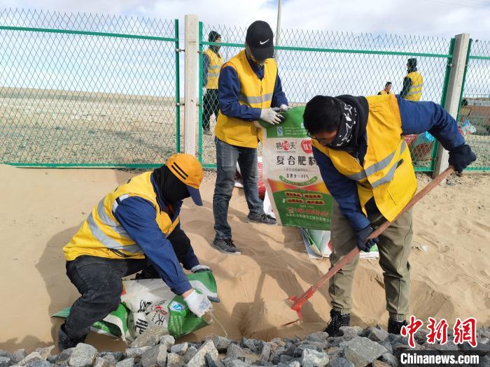 青藏铁路“清沙人”：风沙不止 清沙不停