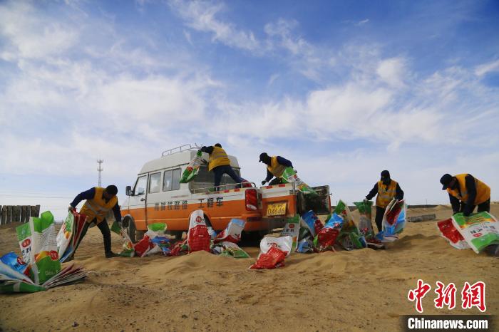青藏铁路“清沙人”：风沙不止 清沙不停