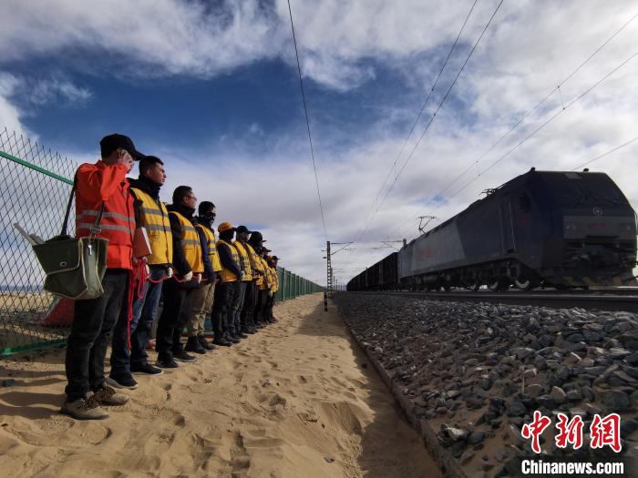 青藏铁路“清沙人”：风沙不止 清沙不停