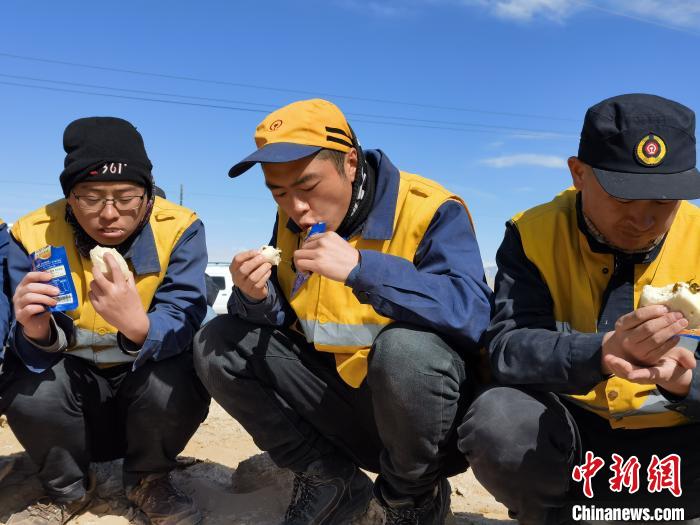 青藏铁路“清沙人”：风沙不止 清沙不停