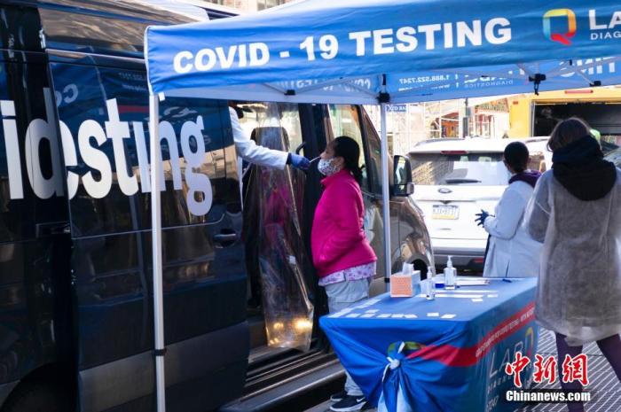 当地时间3月3日，美国民众在纽约曼哈顿的一个流动检测站接受核酸检测。<a target='_blank' href='http://www.chinanews.com/'><p  align=