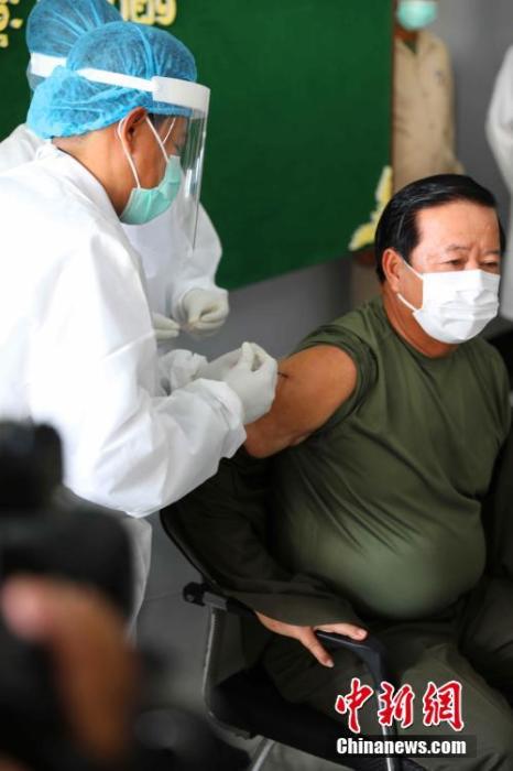 2月10日，柬埔寨正式启动首轮中国新冠疫苗接种。柬埔寨政军界一众高官完成接种，对中国疫苗投下信任票。图为柬埔寨王家军总医院接种新冠疫苗现场。<a target='_blank' href='http://www.chinanews.com/'><p  align=