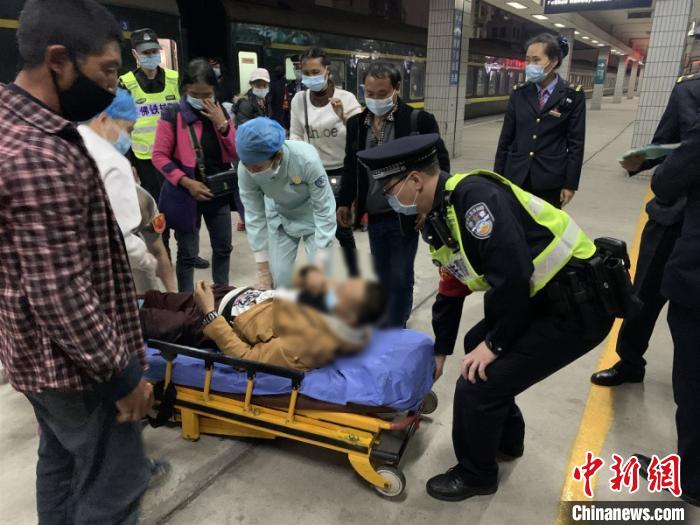 旅客车上突发癫痫佛山铁警紧急救援