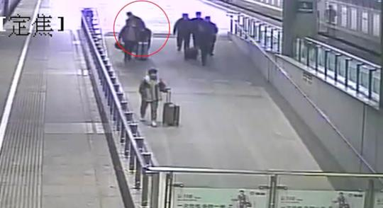 胆大包天？男子在民警眼皮底下转移毒品