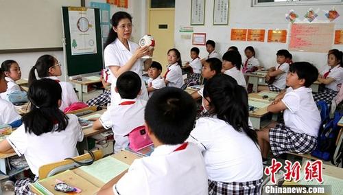 资料图：眼科医生向孩子们普及眼保健知识。<a target='_blank' href='http://www.chinanews.com/'><p  align=
