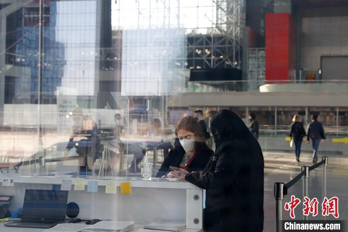 当地时间3月9日，民众在贾维茨中心登记注射新冠疫苗。