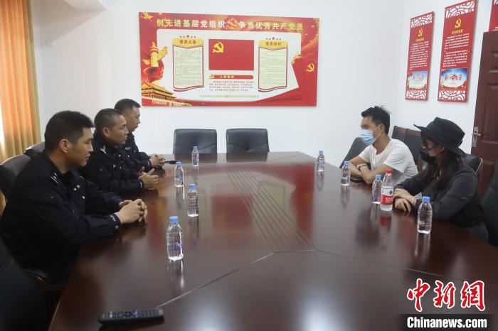 广西北海一女子街头策马奔腾 交警：已约谈教育