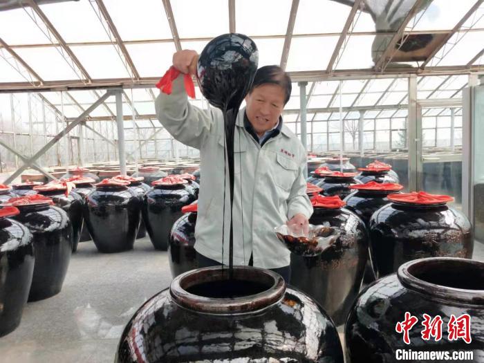 坚守纯粮酿制独特工艺酿制的老陈醋。　杨佩佩摄