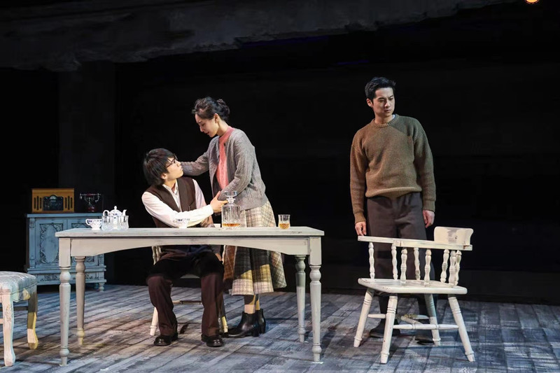 北京人艺《我可怜的马拉特》上演 包裹式舞台让观众感同身受