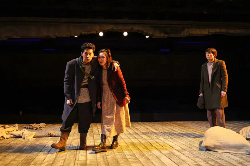 北京人艺《我可怜的马拉特》上演 包裹式舞台让观众感同身受