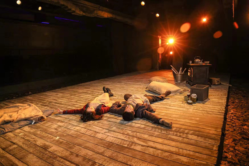 北京人艺《我可怜的马拉特》上演 包裹式舞台让观众感同身受