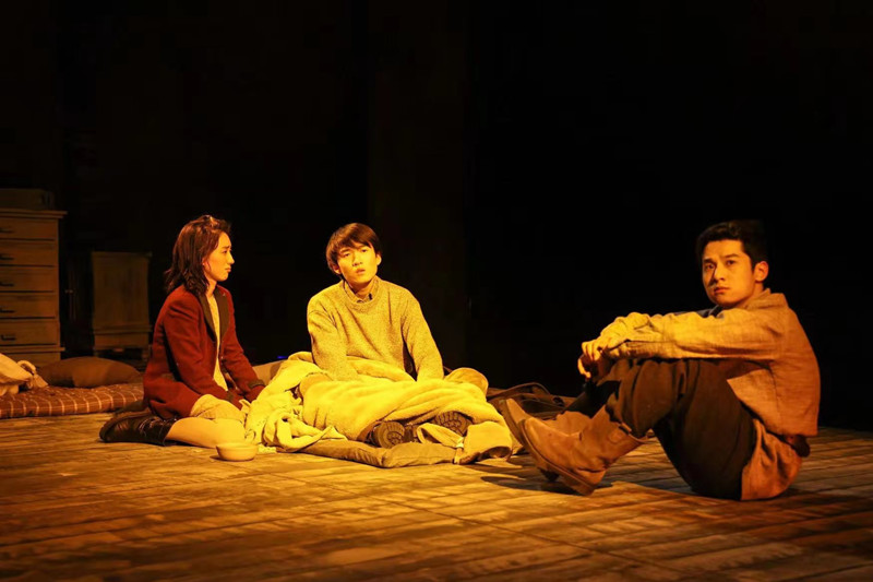 北京人艺《我可怜的马拉特》上演 包裹式舞台让观众感同身受