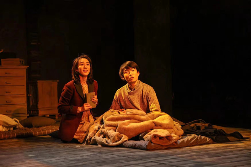 北京人艺《我可怜的马拉特》上演 包裹式舞台让观众感同身受