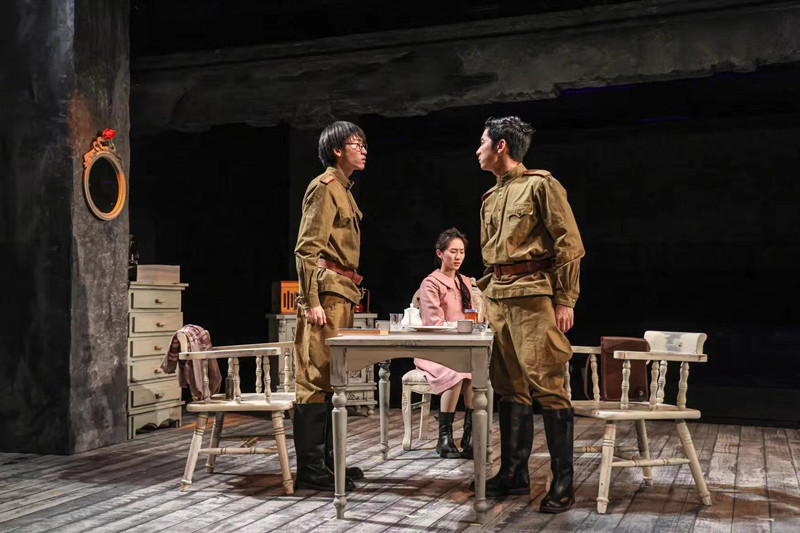 北京人艺《我可怜的马拉特》上演 包裹式舞台让观众感同身受