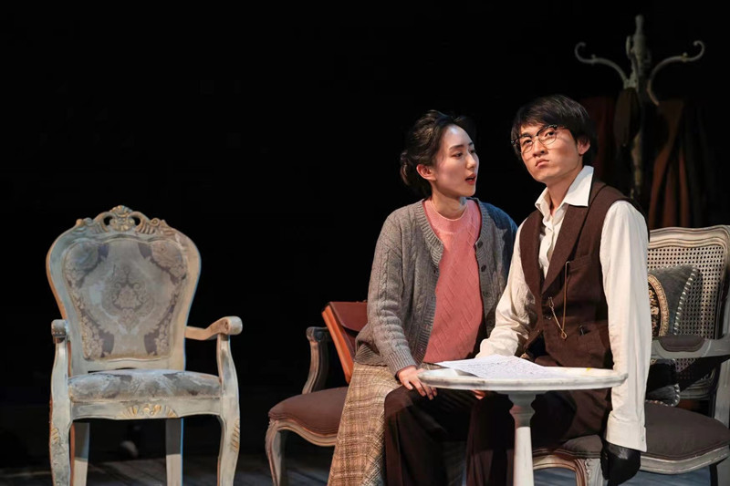 北京人艺《我可怜的马拉特》上演 包裹式舞台让观众感同身受