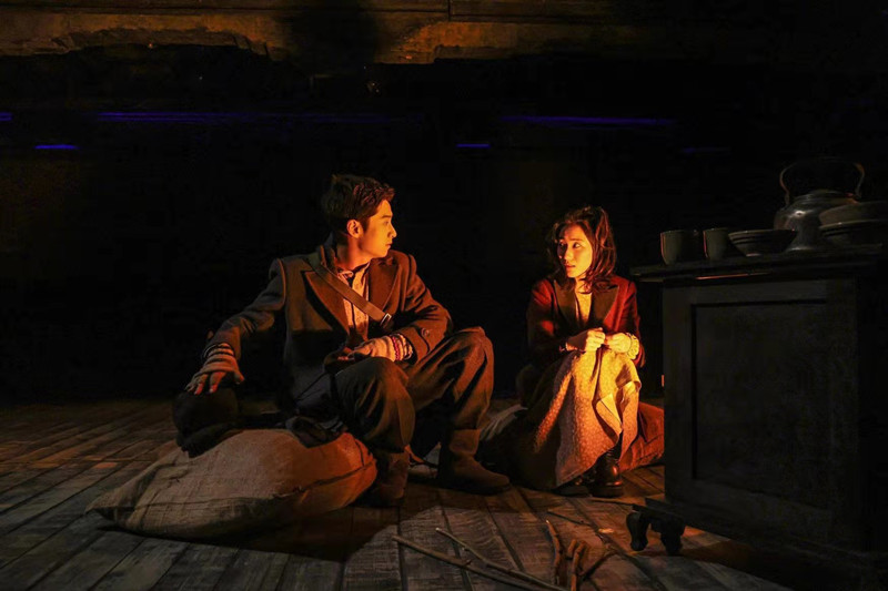 北京人艺《我可怜的马拉特》上演 包裹式舞台让观众感同身受