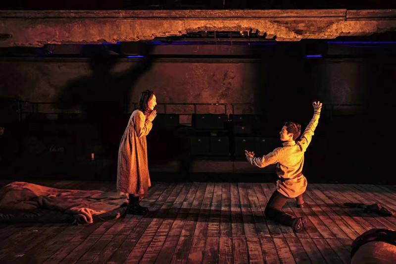 北京人艺《我可怜的马拉特》上演 包裹式舞台让观众感同身受