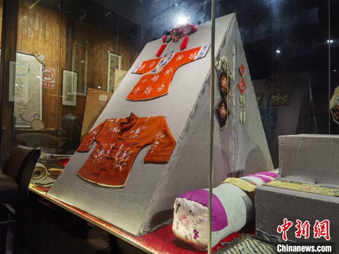 馆内展示的古绣品周孙榆摄
