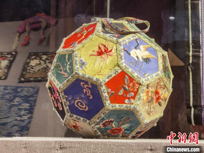 古绣品纹饰精致周孙榆摄